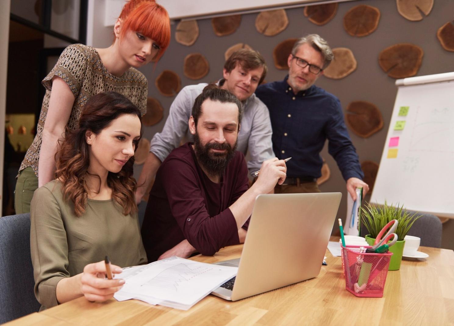 Étudiants travaillant sur des projets de développement de jeux mobiles